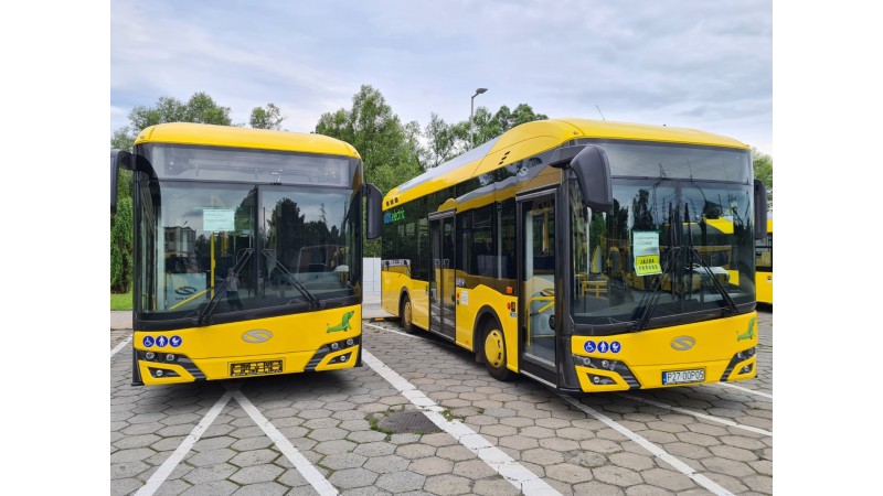 Nowe autobusy elektryczne marki Solaris w kolorze żółtym, stojące na parkingu na terenie ZGK Sp. z o.o.